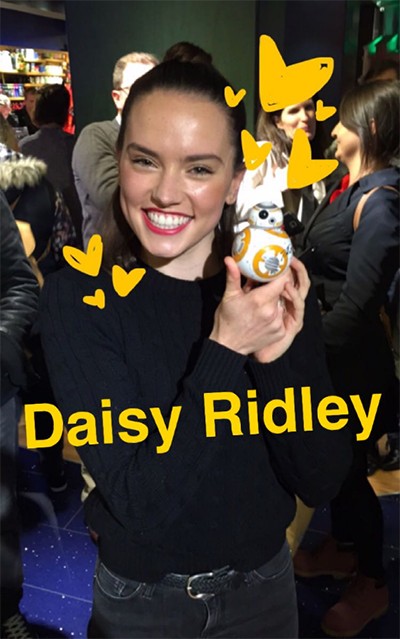 Daisy Ridley posing with BB-8