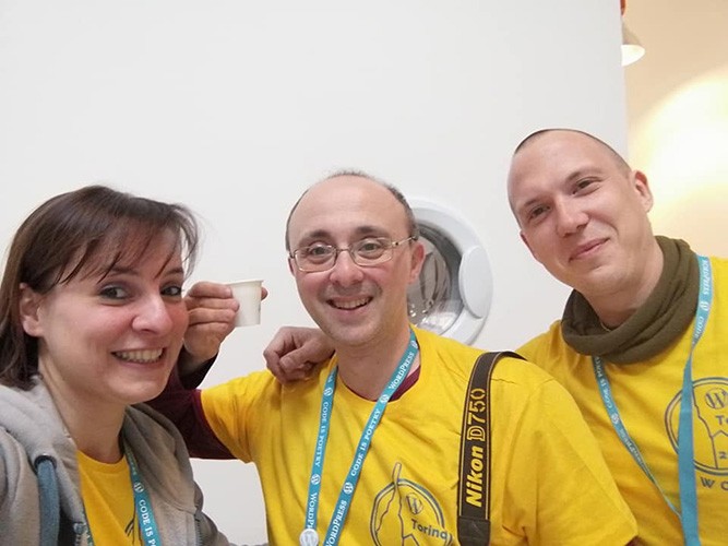 Stefano volunteering as a photographer at a WordCamp in 2019 with other contributors.