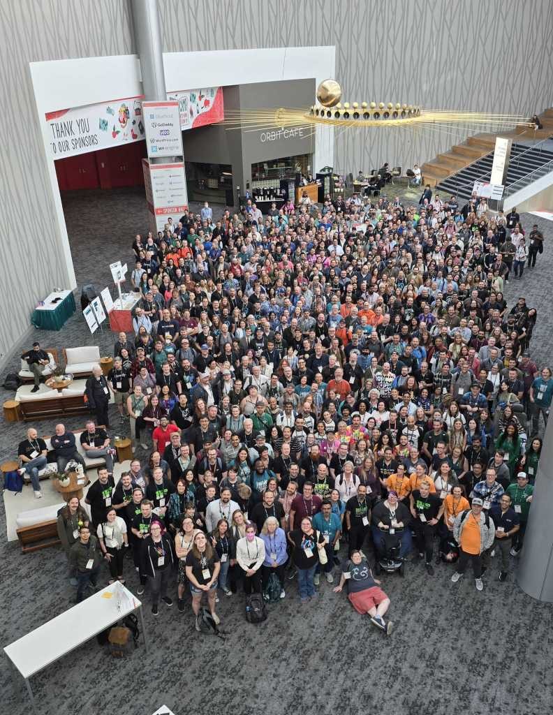 WCUS 2024 Attendees gather for a group photo.